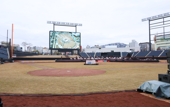 Hanwha Life Park, the new home of the Hanwha Eagles, is officially opened in Daejeon on March 5. The new stadium can seat 20,027 and has asymmetrical left and right fields, an eight-meter monster wall and a two-level bullpen.  [YONHAP]