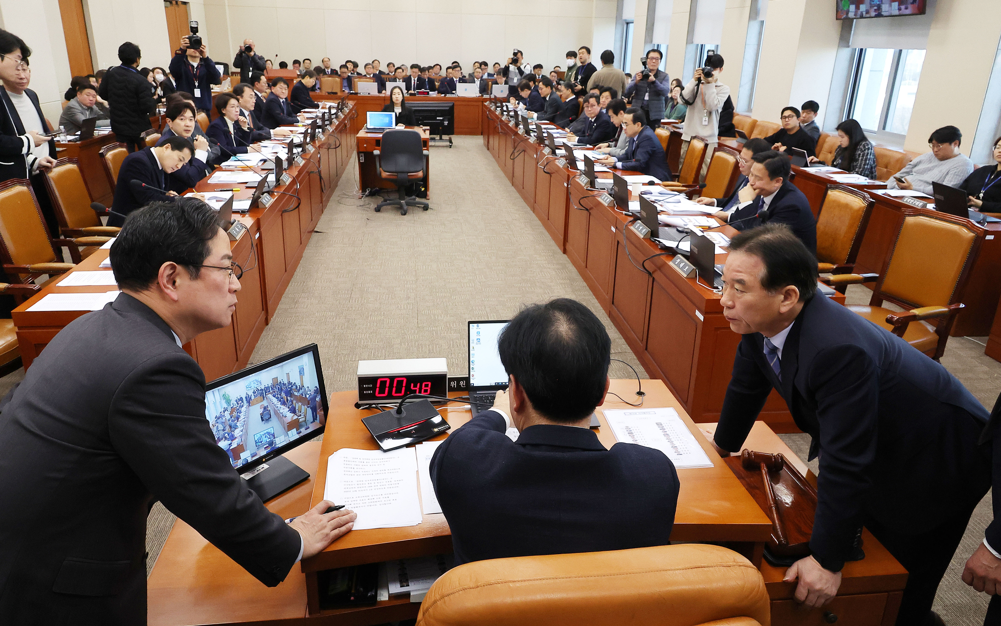 Representatives from the Democratic Party and People Power Party discuss the so-called K-chips Act at the National Assembly in western Seoul on Feb. 18. [YONHAP]