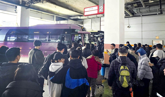 Passengers at Wonju Bus Terminal in Gangwon wait to board a bus to Seoul at 11 a.m. on March 1. [JEONG JIN-HO]