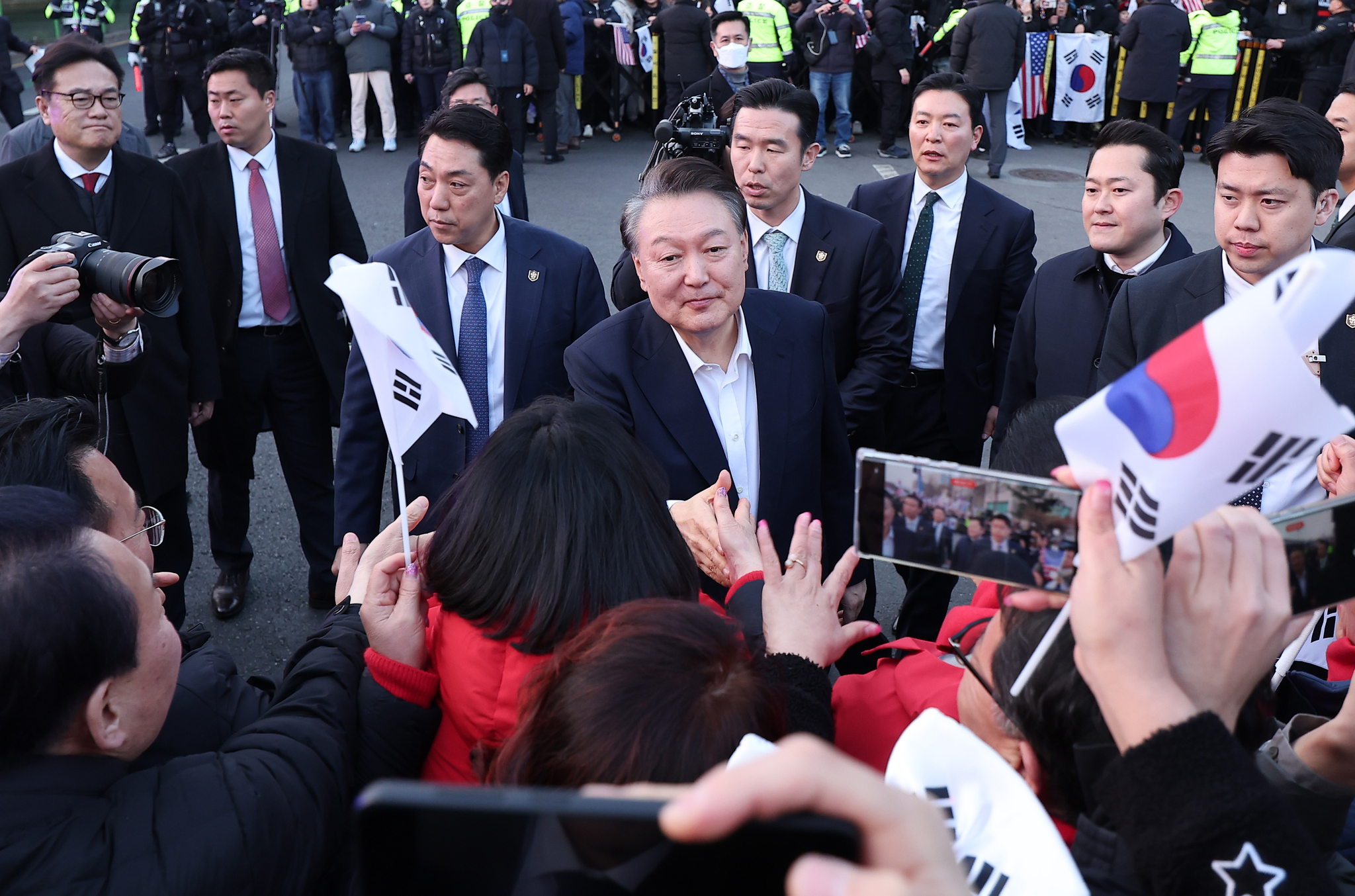 President Yoon Suk Yeol greets supporters as he arrives in front of the presidential residence in Hannam-dong, Yongsan District, central Seoul, on March 8. He was released from the Seoul Detention Center in Uiwang, Gyeonggi, 52 days after he was first taken into custody. [NEWS1]