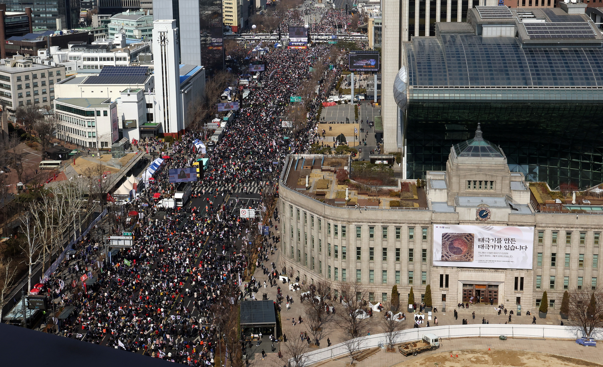 Supporters of President Yoon Suk Yeol wave Korean and American flags at a rally in Gwanghwamun Square in downtown Seoul. [NEWS1] 