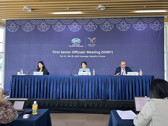 From left, Lee Ji-yoon, deputy director-general of APEC Korea SOM, Yoon Seong-mee, chair of the 2025 APEC Senior Officials’ Meeting and Eduardo Pedrosa, executive director of the APEC Secretariat, speak during a press conference on the outcomes of APEC SOM1, held from Feb. 24 to March 9 in Gyeongju, on March 9. [SEO JI-EUN]