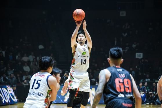 Ryukyu Golden Kings point guard Ryuichi Kishimoto, center, shoots during an East Asia Super League semifinal against the Taoyuan Pauian Pilots at the Studio City Event Center in Macau on March 7. [EASL]