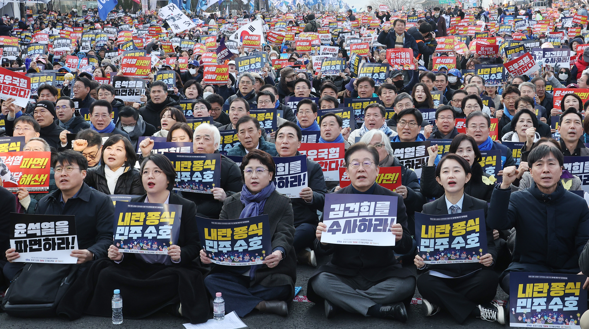Democratic Party chief Lee Jae-myung, center right, joins leaders of other minor opposition parties at a rally calling for President Yoon Suk Yeol’s impeachment near Anguk Station, central Seoul, on March 8, after Yoon was released from custody. [YONHAP] 