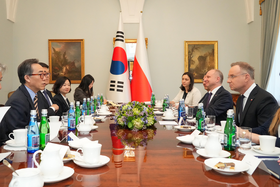 Foreign Minister Cho Tae-yul, left, meets with Polish President Andrzej Duda during his visit to Warsaw on March 6. [YONHAP]