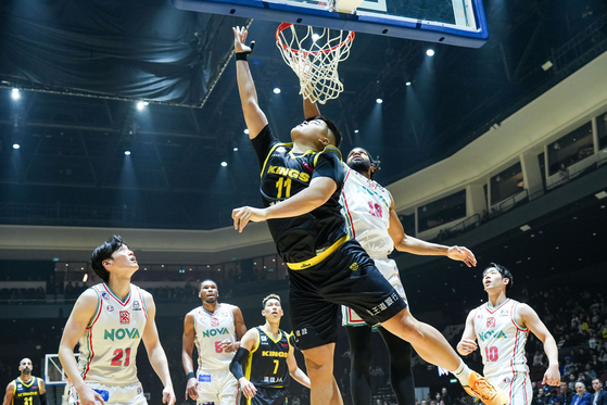 New Taipei Kings forward Wang Po-Chih, front, in action during an East Asia Super League game against the Hiroshima Dragonflies at the Studio City Event Center in Macau on March 7. [EASL]
