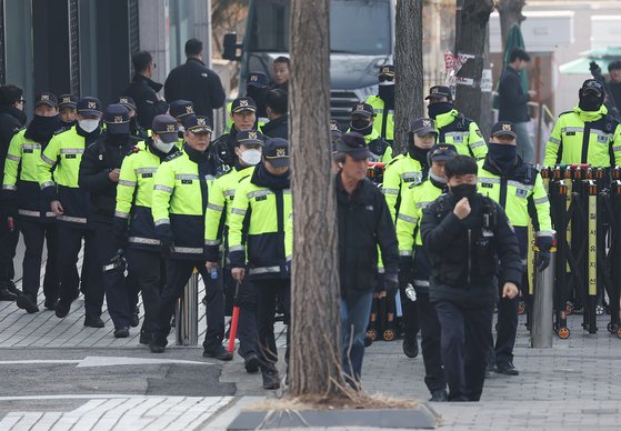 Police officers patrol the neighborhood of impeached President Yoon Suk Yeol's residence March 9. [YONHAP] 