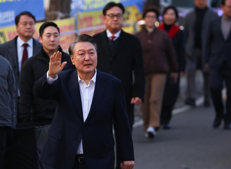 President Yoon Suk Yeol greets supporters outside the Seoul Detention Center in Uiwang, Gyeonggi, on March 8 after his release. [YONHAP]