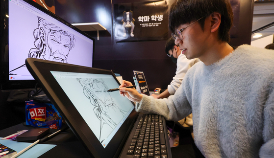 A visitor tries the webtoon illustration experience at the 2023 Webtoon Job Festa held at southern Seoul's Coex on Nov. 28, 2023. [NEWS1]