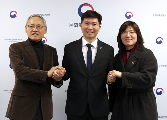 From left: Minister of Culture, Sports and Tourism Yu In-chon, Korean Sport & Olympic Committee President-Elect Ryu Seung-min and Second Vice Sports Minister Jang Mi-ran pose for a photo at the National Museum of Modern and Contemporary Art in central Seoul on Jan. 16. [NEWS1]