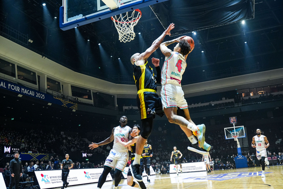 The Hiroshima Dragonflies shooting guard Kaine Roberts, right, goes for the basket during an East Asia Super League semifinal against the New Taipei Kings at the Studio City Event Center in Macau on March 7. [EASL]