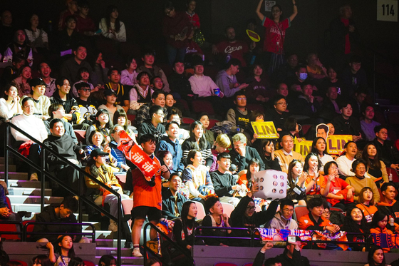 Fans watch an EASL semifinal between the Hiroshima Dragonflies and New Taipei Kings at the Studio City Event Center in Macau on March 7. [EASL] 