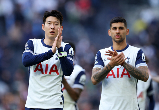 Tottenham Hotspur's Son Heung-min, left, applauds fans after their Premier League match against AFC Bournemouth at Tottenham Hotspur Stadium in London on March 9. [REUTERS/YONHAP]