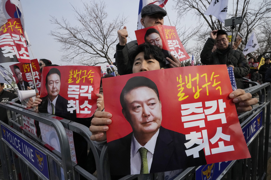 Supporters of impeached President Yoon Suk Yeol attend a rally to oppose his impeachment outside of a detention center in Uiwang, Gyeonggi on March 7 as a court rules that his arrest should be overturned.  [AP/YONHAP]