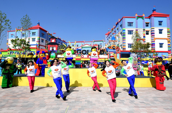 Legoland workers dance at Legoland Korea Resort in Chuncheon, Gangwon. [LEGOLAND KOREA RESORT]