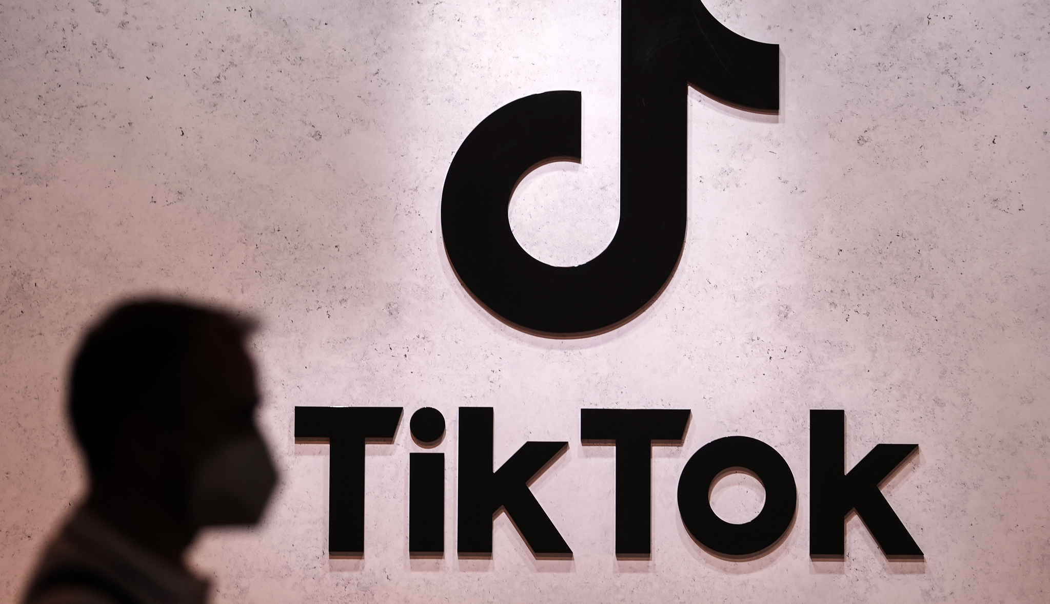 A visitor passes the TikTok exhibition stands at the Gamescom computer gaming fair in Cologne, Germany, on Aug. 25, 2022. [AP/YONHAP]