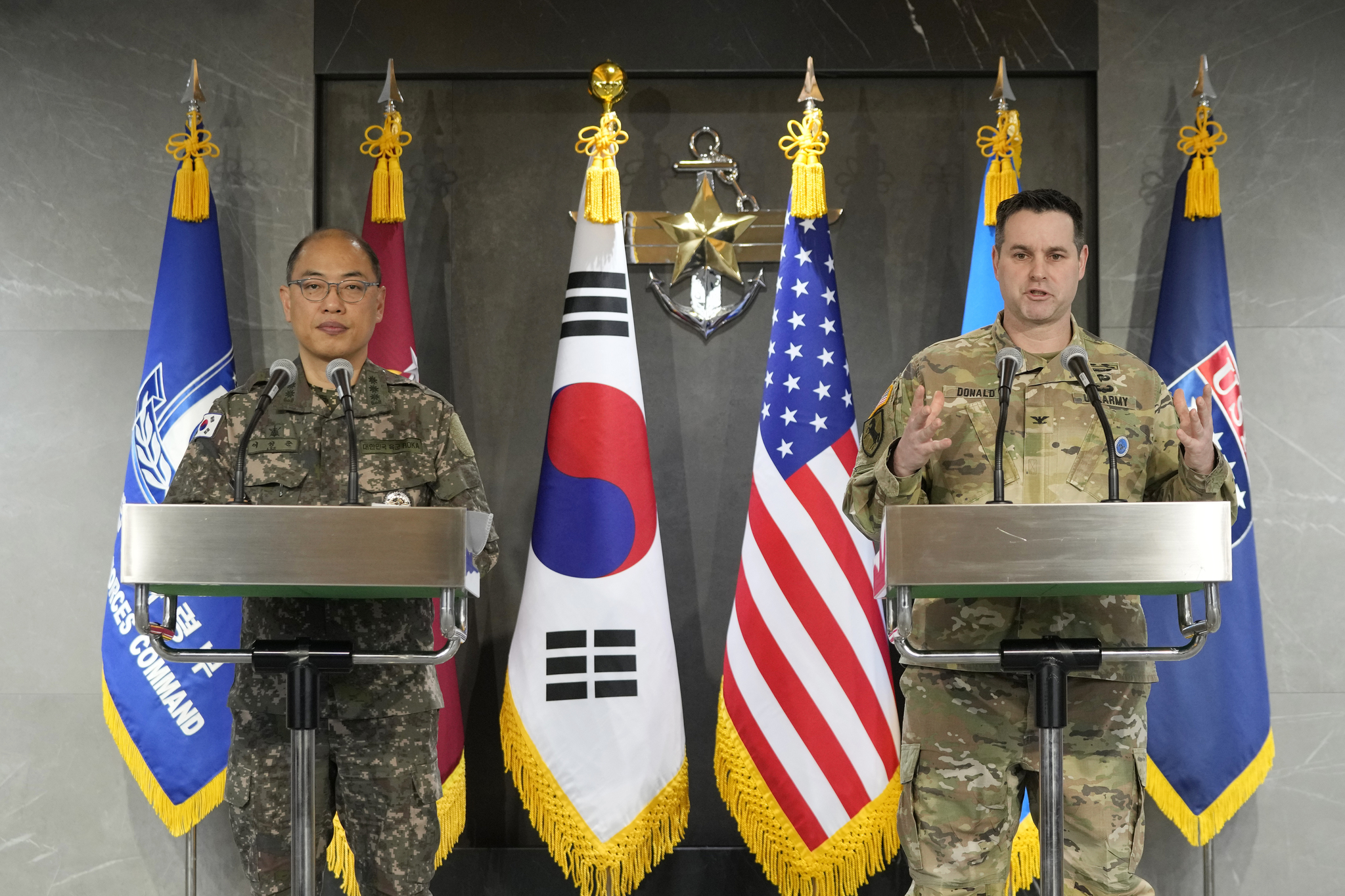 Joint Chiefs of Staff (JCS) spokesperson Col. Lee Sung-jun, left, and U.S. Forces Korea spokesperson Col. Ryan Donald attend a joint press briefing for the 2025 Freedom Shield exercise at the JCS' headquarters in central Seoul on March 6. [AP]