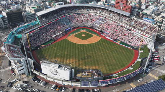Spectators watch a preseason 2025 KBO game between the LG Twins and KT Wiz held at Suwon KT Wiz Park in Suwon, Gyeonggi on March 9. [YONHAP]
