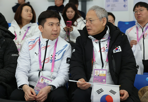Korean Sport & Olympic Committee President-Elect Ryu Seung-min, left, speaks with Minister of Culture, Sports and Tourism Yu In-chon during the Asian Winter Games at HIC Speed Skating Oval in Harbin, China on Feb. 8. [NEWS1] 