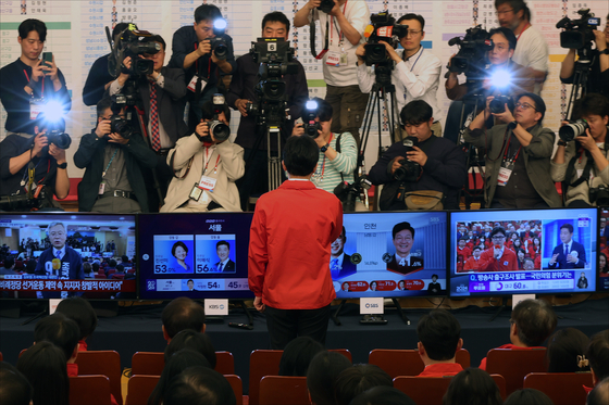 People Power Party interim leader Han Dong-hoon speaks to reporters after seeing the exit poll results which forecast a victory for the rival Democratic Party at the PPP situation room in the National Assembly in Yeouido, western Seoul, Wednesday. He said the results were “disappointing,” but added that he would “observe the choices made by the people until the very end.” [JOINT PRESS CORPS]