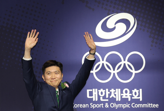 Ryu Seung-min celebrates his victory in the election for president of the Korean Sport & Olympic Committee at the Olympic Hall in southern Seoul on Jan. 14. [NEWS1]