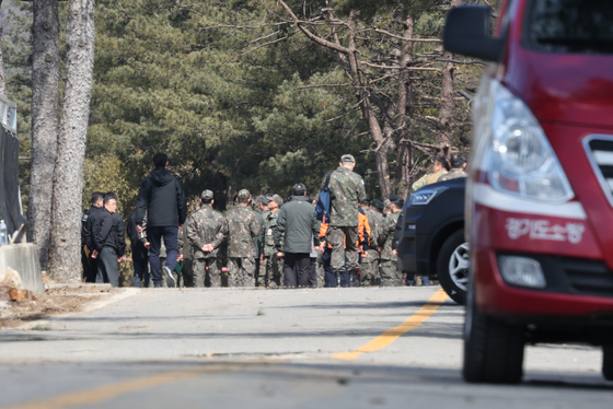 Military personnel inspect the scene of the accidental bombing in Pocheon, Gyeonggi, on March. 6. [NEWS1]