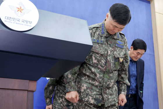 Korean Air Force Chief of Staff Lee Young-su bows after delivering a public apology in Yongsan District, central Seoul, on March 10. [NEWS1]
