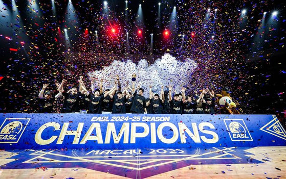 The Hiroshima Dragonflies celebrate winning the East Asia Super League at Studio City Event Center after a 72-68 victory over the Taoyuan Pauian Pilots in Macau on March 9. [EASL]
