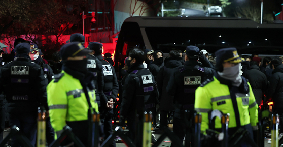 Police outside the presidential residence in central Seoul in the early hours of Wednesday morning  [NEWS1]