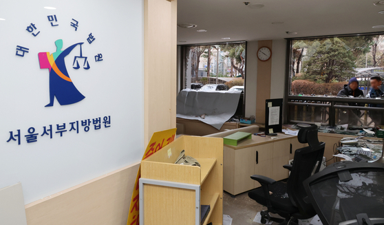The interior of a ground-level office inside the Seoul Western District Court in Mapo District, western Seoul, on the morning of Jan. 19, several hours after rioters ransacked the courthouse. [YONHAP]