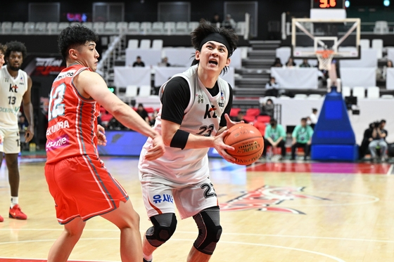 Suwon KT Sonicboom power forward Park Jun-young, right, in action during an East Asia Super League game against the Hiroshima Dragonflies at Suwon KT Sonicboom Arena in Suwon, Gyeonggi, on Dec. 4, 2024. [EASL]