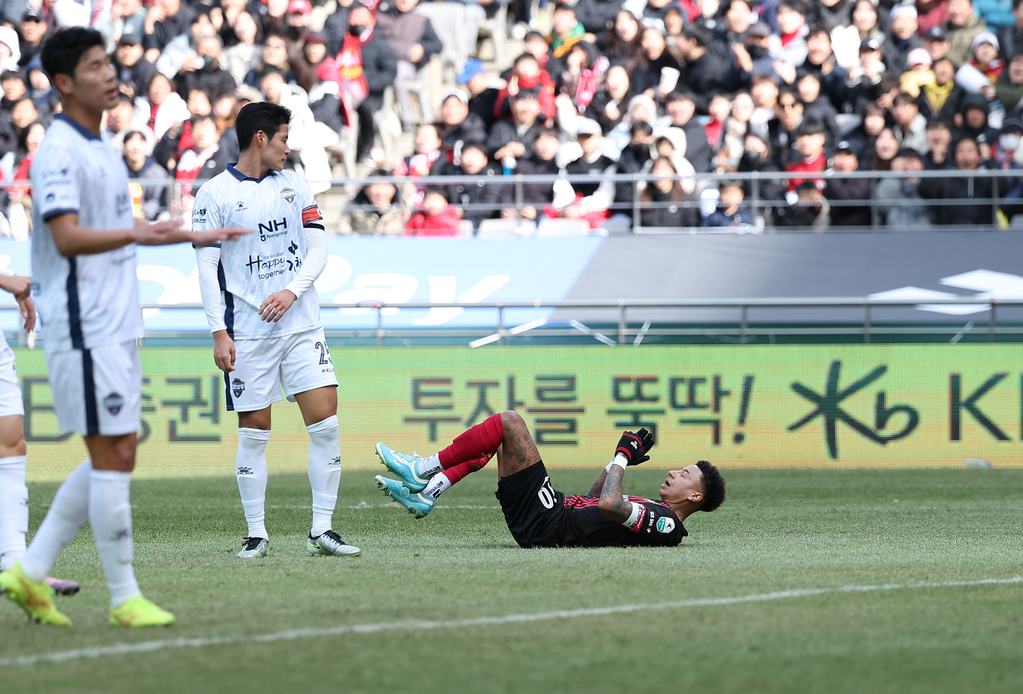 FC Seoul captain Jesse Lingard, right, reacts during a K League 1 match against Gimcheon Sangmu at Seoul World Cup Stadium in western Seoul on March 3. [YONHAP]
