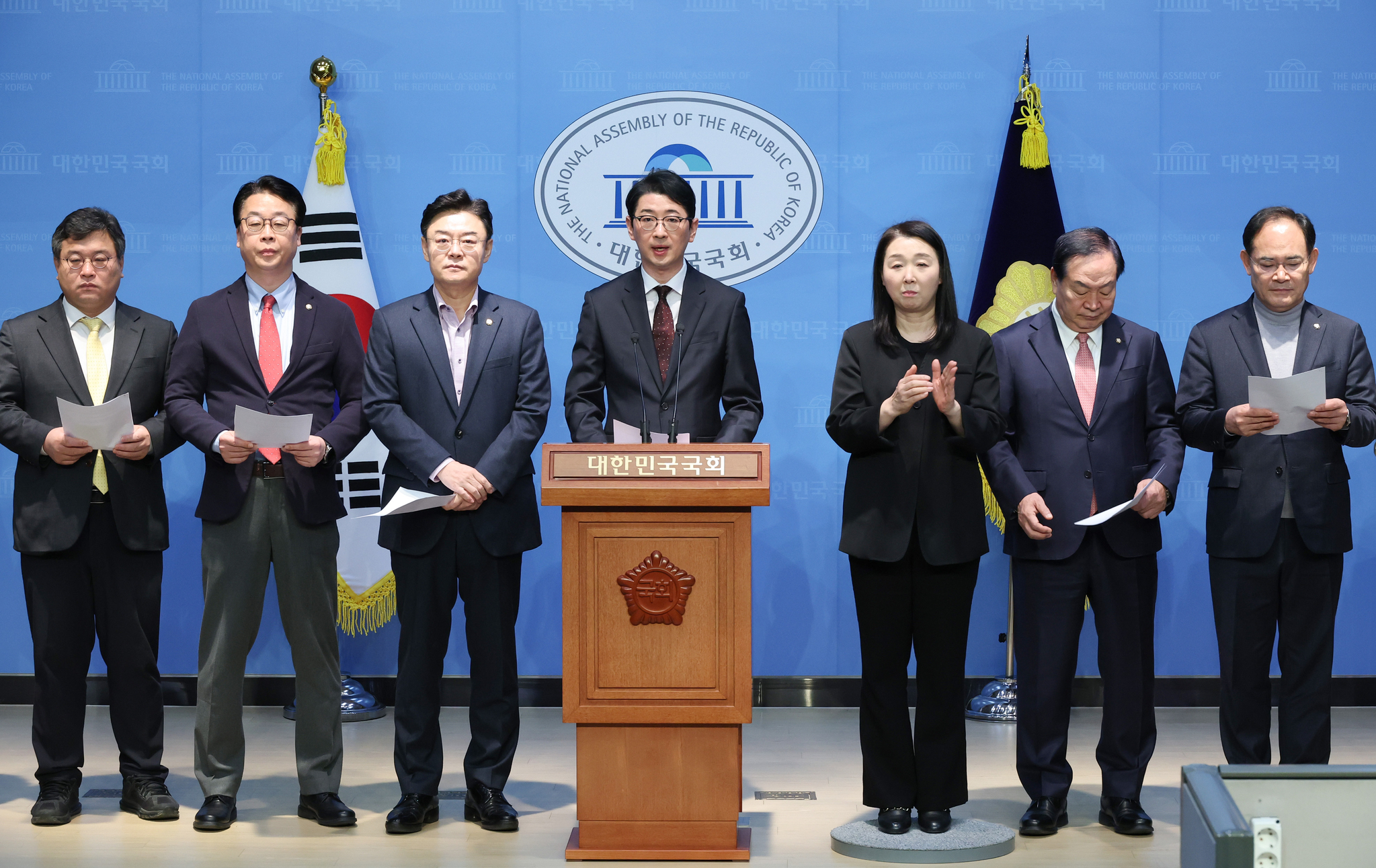 Members of the conservative People Power Party hold a press conference at the National Assembly in Yeouido, western Seoul, on Feb. 10 regarding their criminal complaint against Oh Dong-woon, chief of the Corruption Investigation Office for High-ranking Officials. [YONHAP]
