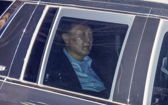 Impeached President Yoon Suk Yeol is taken to the Seoul Detention Center after being questioned over his short-lived imposition of martial law at the Corruption Investigation Office for High-ranking Officials in Gwacheon, on Jan. 15.[POOL/YONHAP]