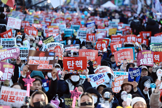 Protesters call for the impeachment of President Yoon Suk Yeol outside the National Assembly in Yeouido, western Seoul on Saturday.  [NEWS1]