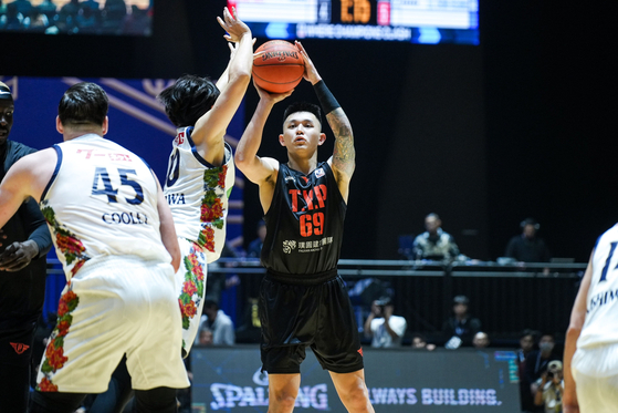 Taoyuan Pauian Pilots shooting guard Lu Chun-Hsiang, right, in action during an East Asia Super League semifinal against the Ryukyu Golden Kings at the Studio City Event Center in Macau on March 7. [EASL]