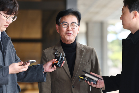 Kang Cheol-won, Seoul's former deputy mayor for public affairs, speaks to reporters as he appears for questioning over Mayor Oh Se-hoon's alleged ties to self-proclaimed power broker Myung Tae-kyun at the Seoul Central District Prosecutors' Office in Seocho District, southern Seoul, on March 10. [YONHAP] 