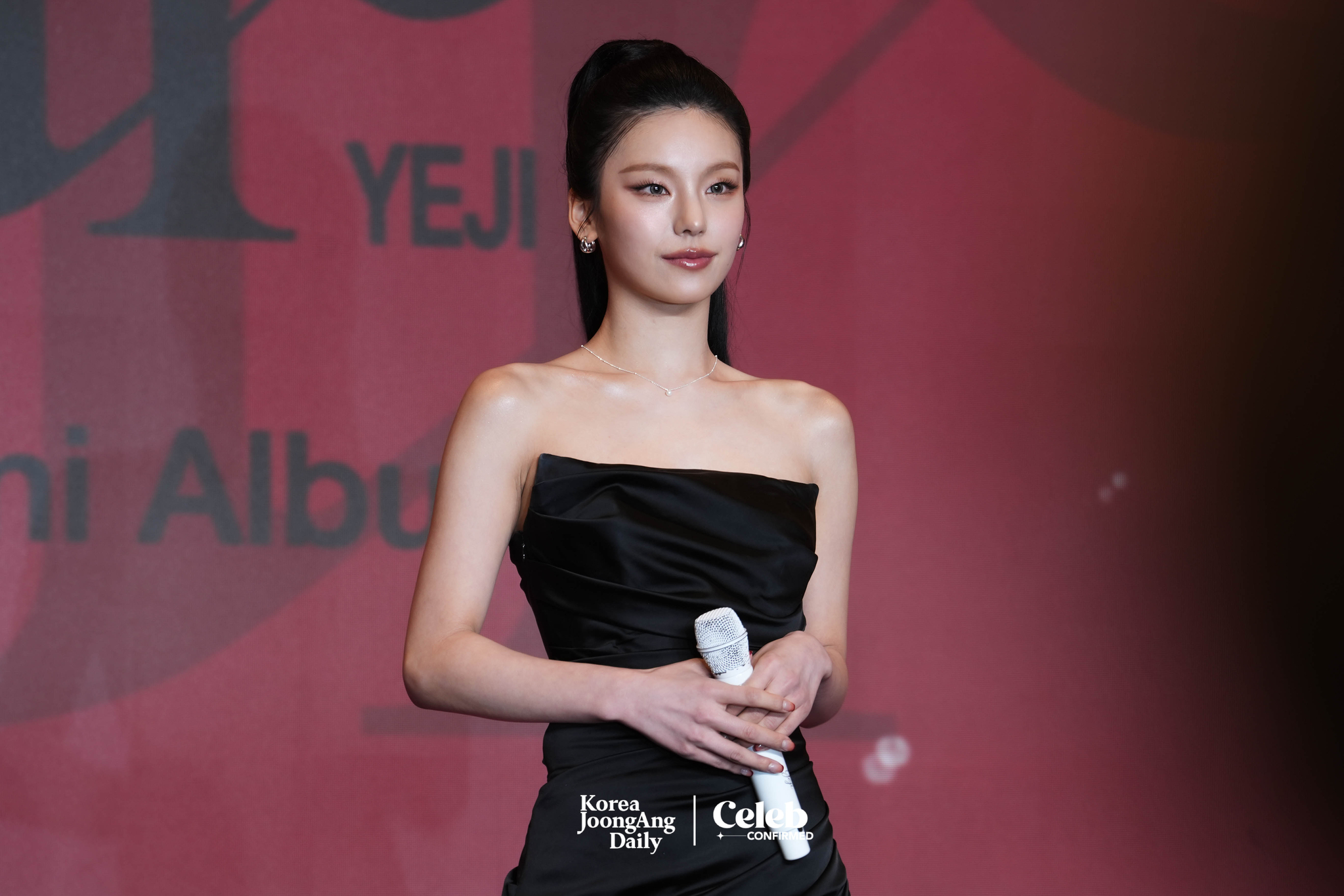 Yeji answers reporters’ questions during a press conference held on March 10 at the Sofitel Ambassador Seoul Hotel in Songpa District, southern Seoul for the release of her first EP “Air.” [DANIELA GONZALEZ PEREZ]