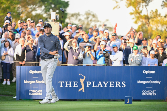 Jordan Spieth watches his tee shot on the 10th hole during the first round of The Players Championship at Stadium Course at TPC Sawgrass on March 14, 2024 in Ponte Vedra Beach, Florida. [GETTY IMAGES] 