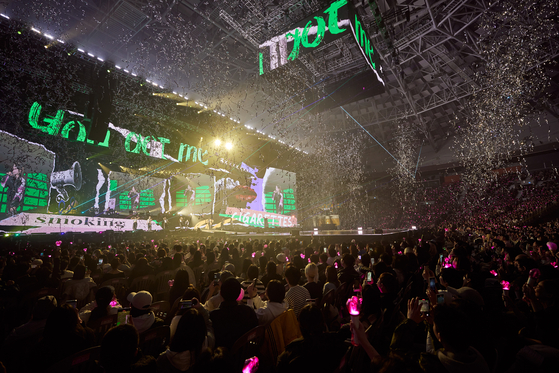 Taeyeon and her fans during the singer's solo concert, ″The Tense,″ at the KSPO Dome in Songpa District, southern Seoul, held from March 7 to 9. [SM ENTERTAINMENT]