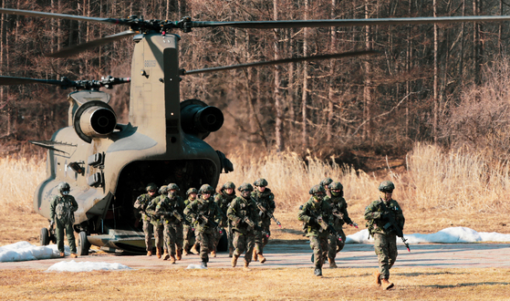 This file photo, provided by the South Korean Army on March 15, 2024, shows troops from the Army's 2nd Rapid Reaction Division taking part in joint air assault drills with U.S. forces, as part of the Freedom Shield 2024 exercise, an annual springtime joint exercise between the allies. [YONHAP]