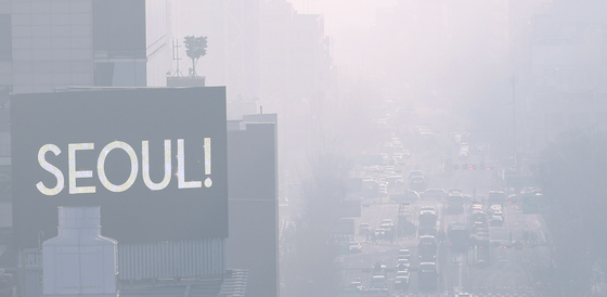 A digital screen displays the city's name in Jongno District, central Seoul, on March 11. With the arrival of spring weather, high concentrations of ultrafine dust blanketed the capital area for the fifth consecutive day on March 11. Ultrafine dust levels in the capital area, South Chungcheong, and other western regions reached the "bad" level, according to the Korea Meteorological Administration. Bad levels indicate concentrations exceeding 81 micrograms per cubic meter. [NEWS1]