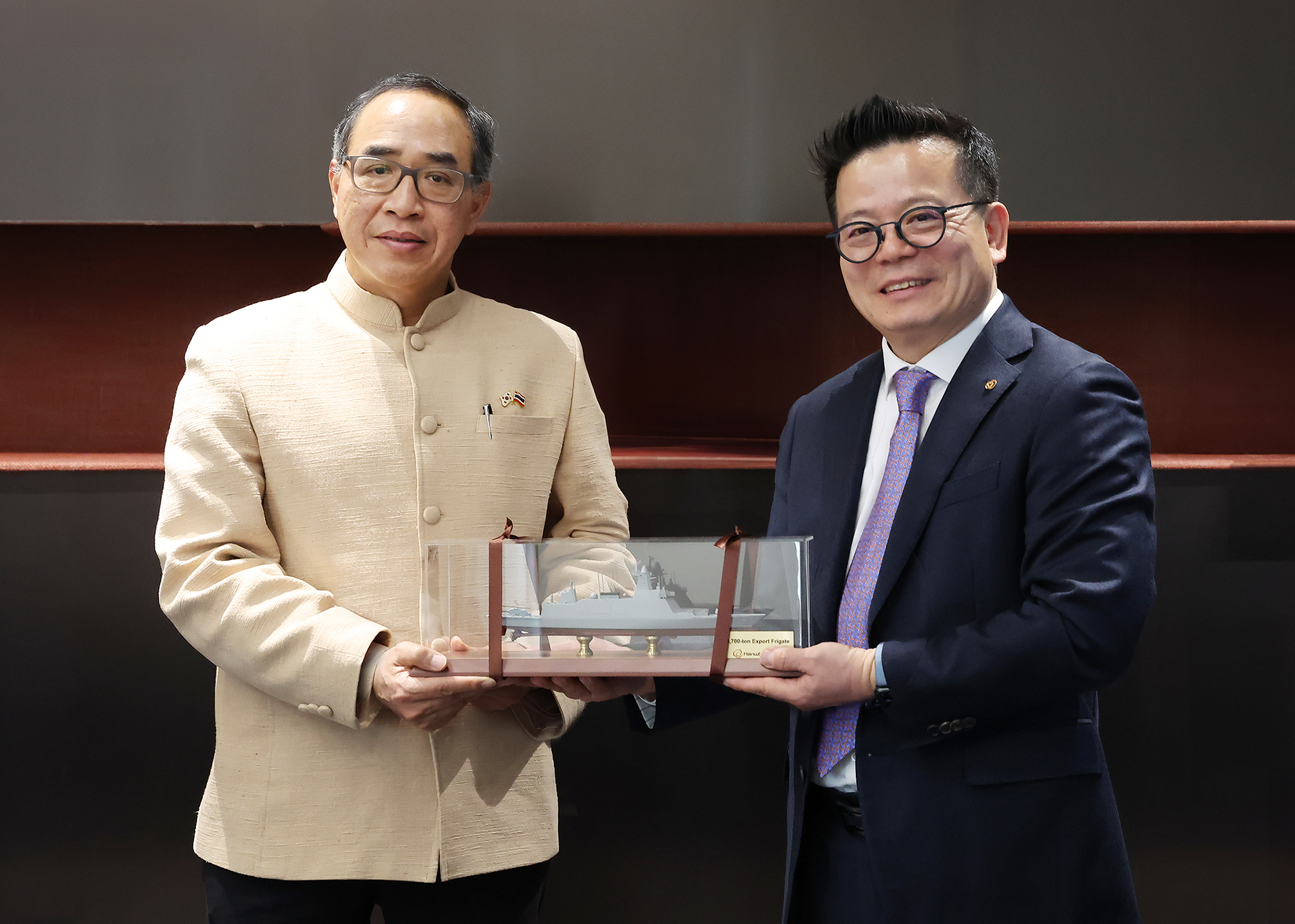 Hanwha Ocean CEO Kim Hee-cheol, right, and Tanee Sangrat, the Thai ambassador to Korea, pose for a commemorative photo at the shipbuilder's Seoul office in central Seoul on March 11. [HANWHA OCEAN]