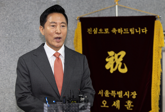Seoul Mayor Oh Se-hoon speaks to reporters after attending a parliamentary forum at the National Assembly in Yeouido, western Seoul, on March 11. [NEWS1] 