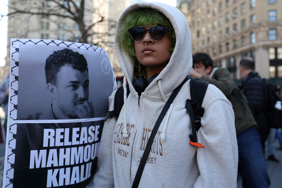 Pro-Palestinian protestors demonstrate in Lower Manhattan in New York City on March 10. [AFP/YONHAP]