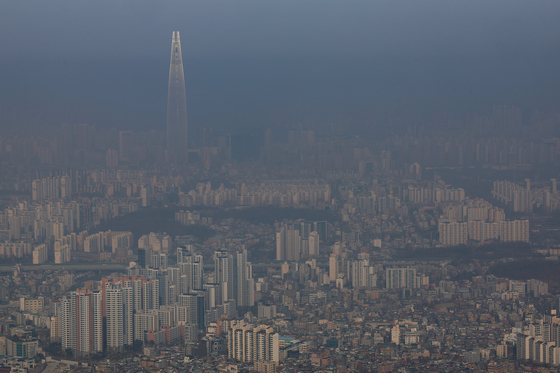 A hazy view of Seoul from the west gate of Namhansanseong Fortress on March 11 [YONHAP]