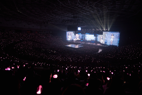 Taeyeon and her fans during the singer's solo concert, ″The Tense,″ at the KSPO Dome in Songpa District, southern Seoul, held from March 7 to 9. [SM ENTERTAINMENT]