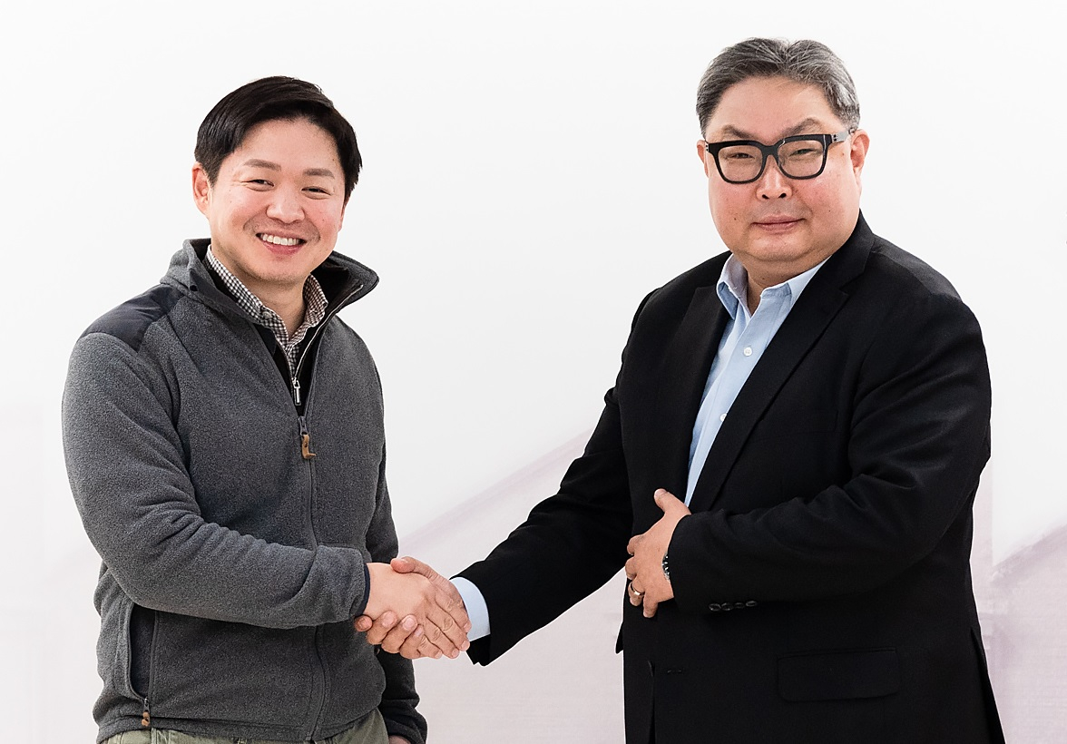 SK Networks President and Chief Operating Officer Choi Sung-hwan, left, and Qualcomm Asia-Pacific President Kwon Oh-hyung pose for the camera after a meeting in central Seoul in December 2024. [SK NETWORKS]