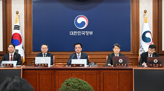 Acting President Choi Sang-mok, center, speaks during a Cabinet meeting at the government complex in central Seoul on March 11. [MINISTRY OF ECONOMY AND FINANCE]