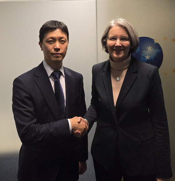 Youn Jong-kwon, left, the Korean Foreign Ministry's director-general for international security, and Marjolijn Van Deelen, the EU's special envoy for space, pose for a photo during their meeting in Brussels on March 10. [MINISTRY OF FOREIGN AFFAIRS]